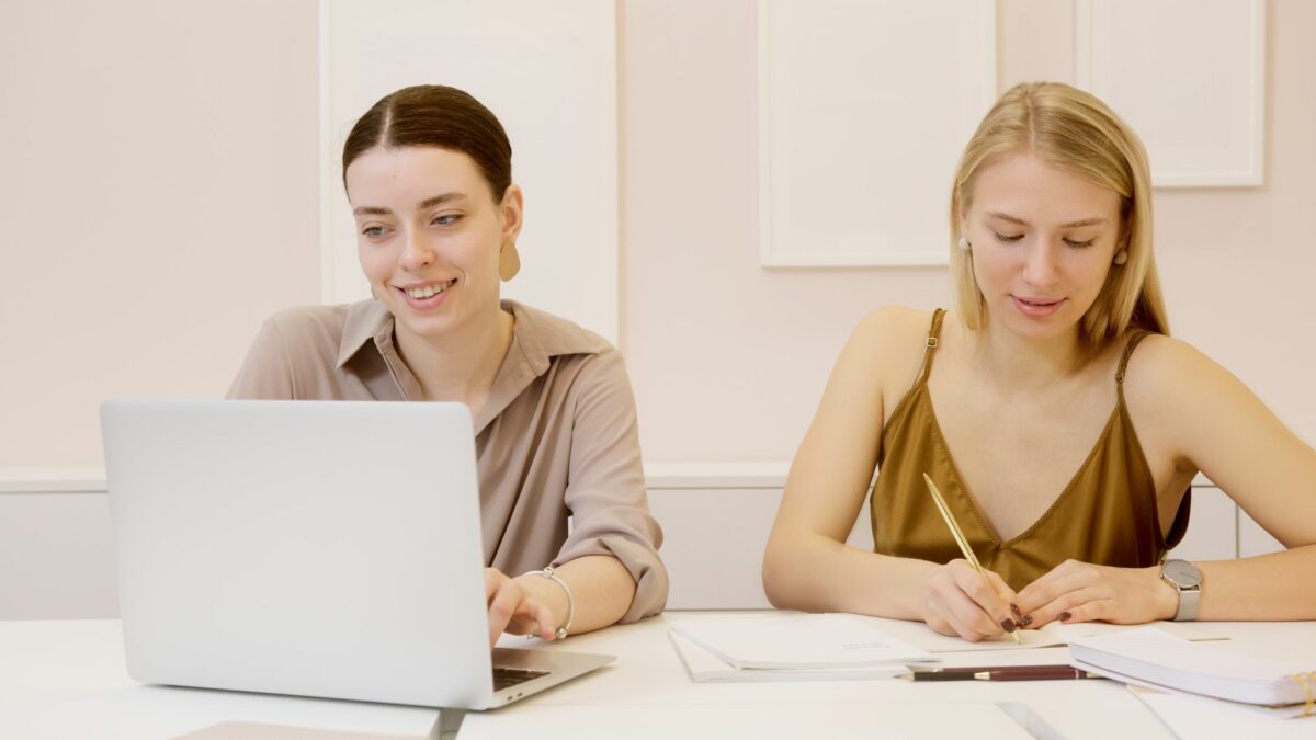 Apprentissage : premier recul des effectifs dans le supérieur, comment adapter sa recherche d'alternance